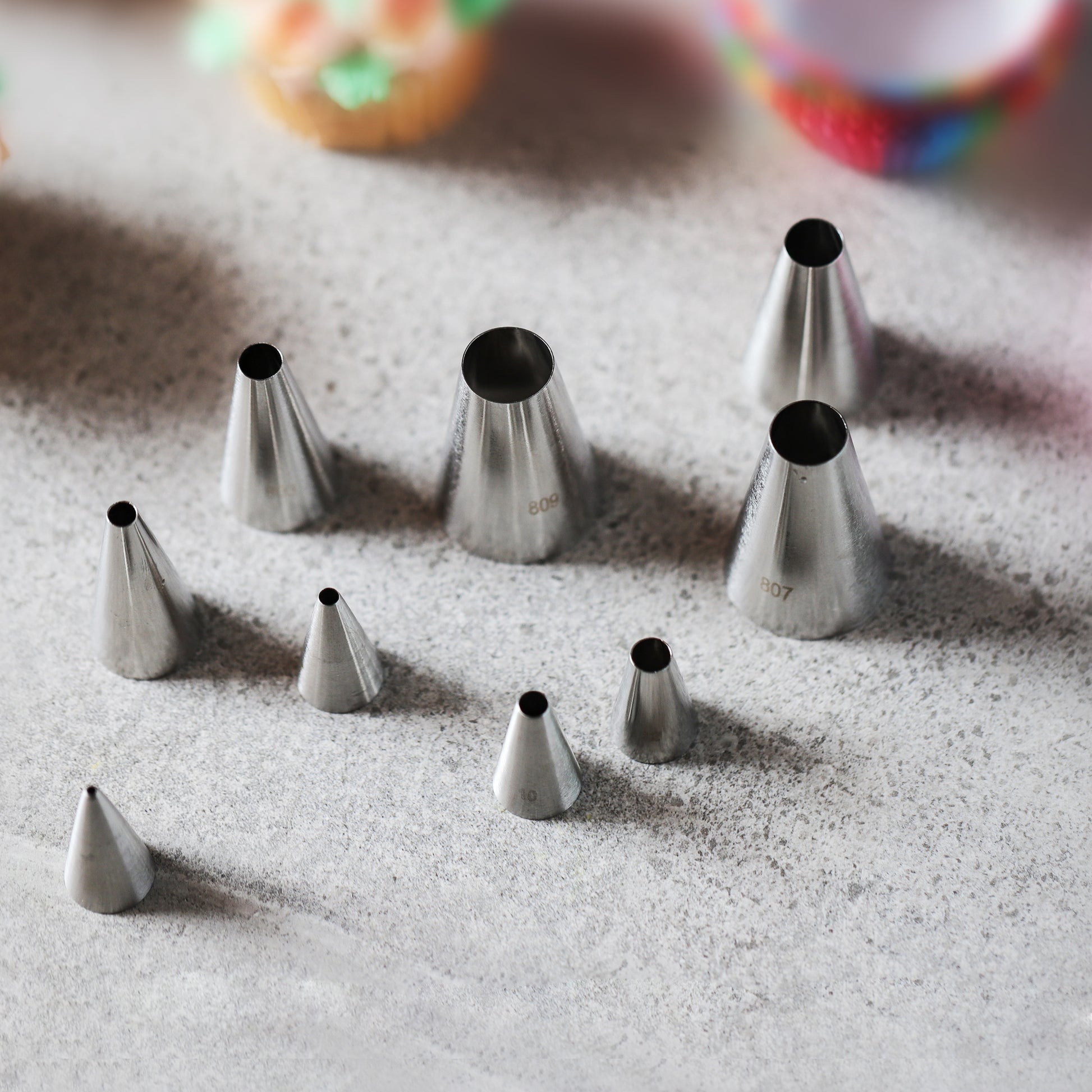 Kayaso Piece Round Piping Tip Set with 20 Disposable Decorating