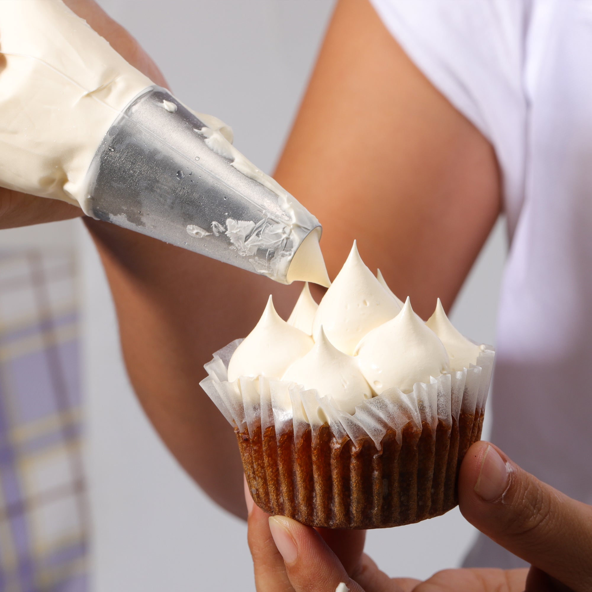 Kayaso 9 Piece Round Piping Tip Set with 20 Disposable Decorating Bags, Stainless Steel Pastry Tips, Graduated Sizes